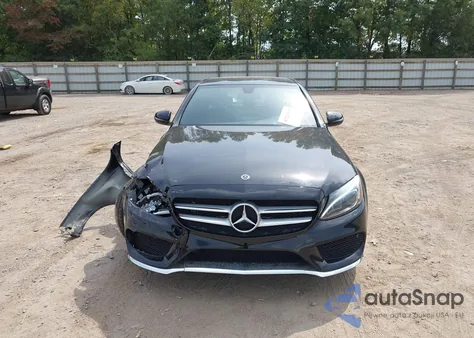 2018 Mercedes-Benz C 300 z USA, uszkodzony, nr VIN 55SWF4JBXJU279099